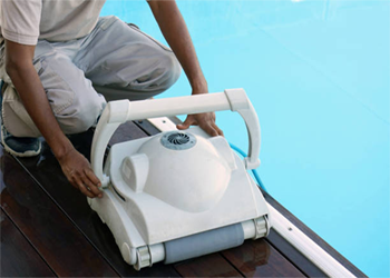why is my robotic pool cleaner not moving?