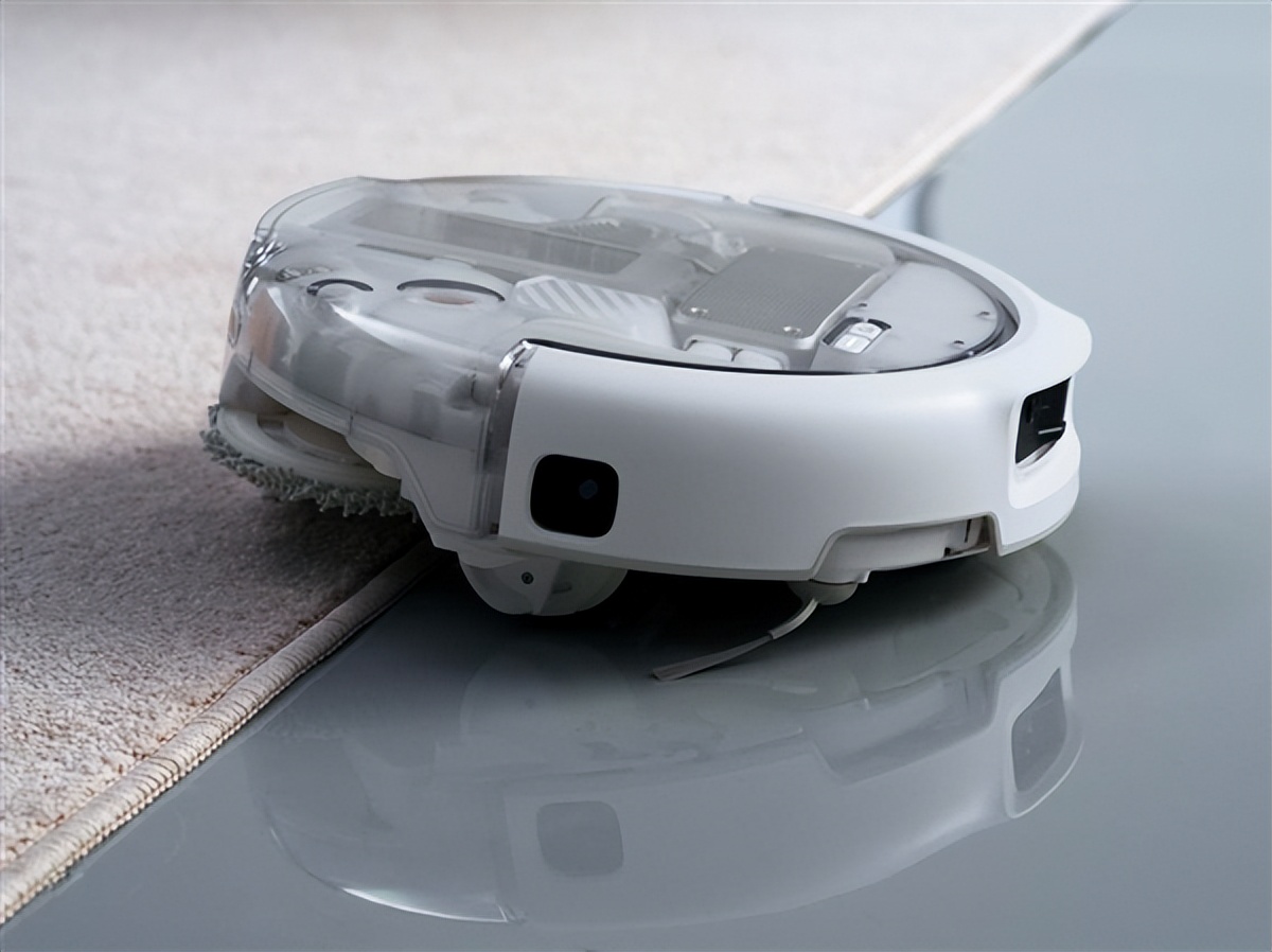 DJI ROMO 2 Sweeping and Mopping Robot &middot; The robot is at the junction of carpet and smooth flooring.jpeg